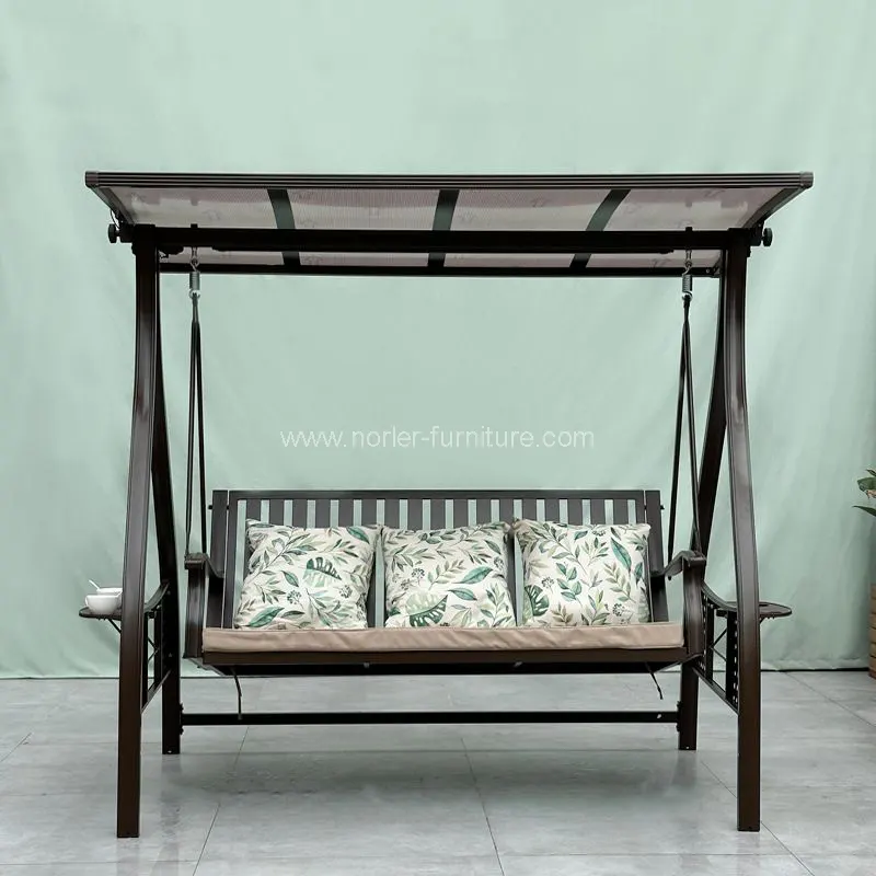 Kanpoko aulki eskegi bat kanpoan atseden hartzeko aukera ezin hobea bihurtzen duena