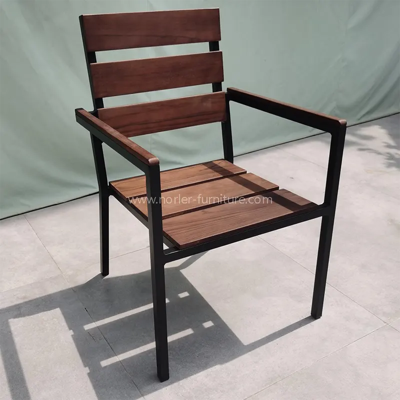 Kanpoko aluminiozko markoa Teka egurrezko aulkia