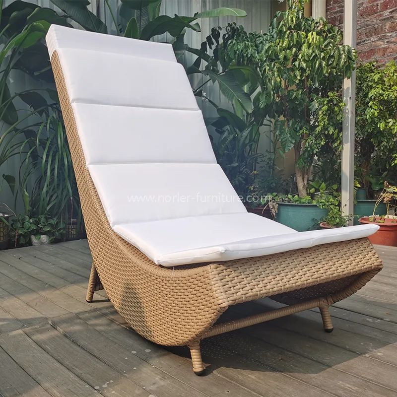 Kanpoko aisialdirako aluminiozko markoa PE Rattan Sun Lounger