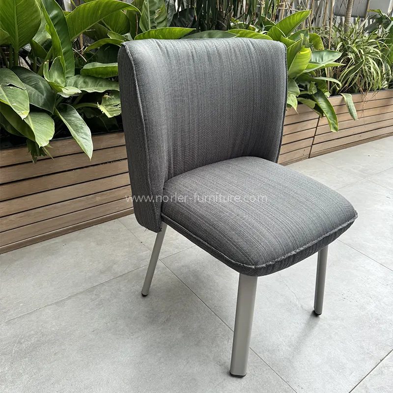 Kanpoko Kafetegiaren Mahai Balkoia