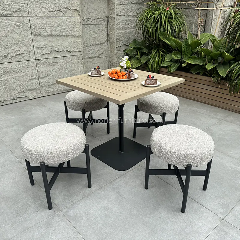 Kanpoko Kafetegiaren Mahai Balkoia