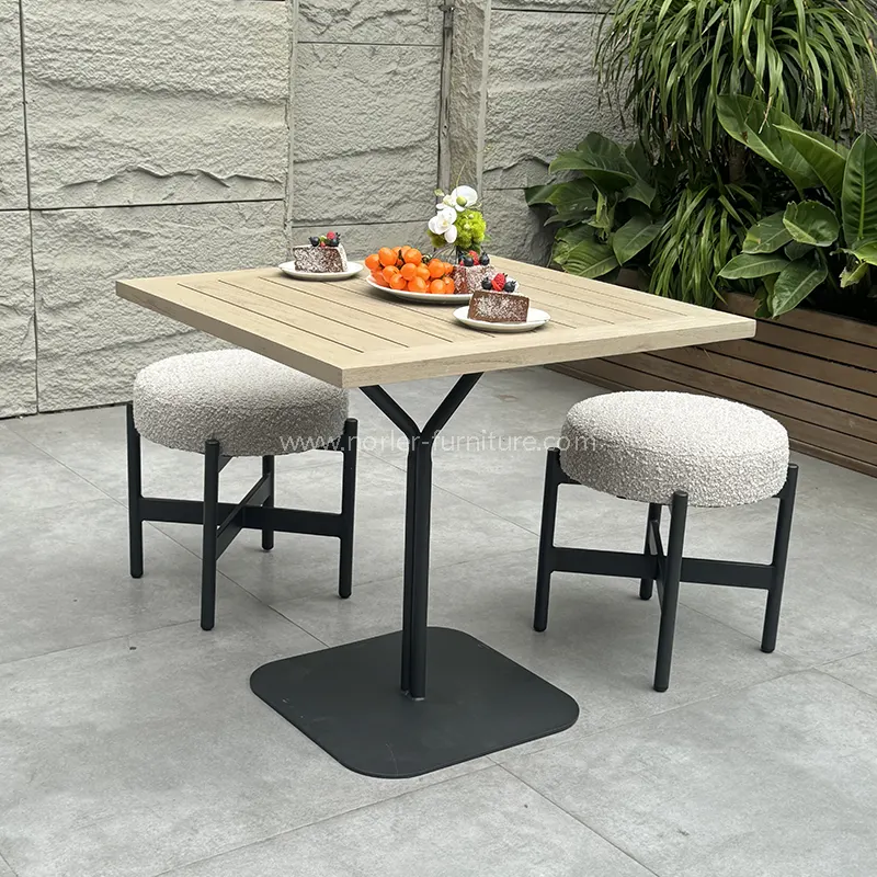 Kanpoko Kafetegiaren Mahai Balkoia